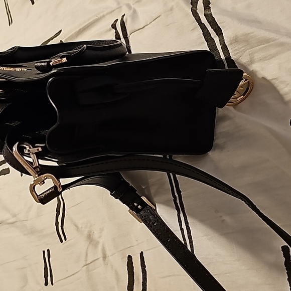 Small, black Michael Kors bag in Great Condition like New ! - Picture 4 of 4